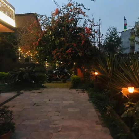 Hotel Lotus Garden カトマンズ エクステリア 写真